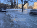 Автомобили оказались замурованы под коркой льда толщиной 20 см на ХБК в Шахтах
