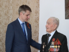  Глава администрации города Андрей Ковалев поздравил шахтинцев-ветеранов, приехав к ним в гости