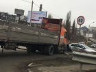 Skoda влетела под длинномер Volvo на дороге «Центр – посёлок Артём»