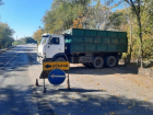 Автодорогу ХБК-Артем в Шахтах очищают от грунта после ремонта