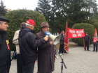 Эмоциональные шахтинские коммунисты в мегафон читали стихи и обсуждали власть 