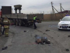  На въезде в Шахты мотоцикл попал под грузовик - погибли два парня 