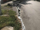 Полтора года, источая зловоние, течет канализация по улице Ленина в Шахтах