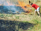 Степной пожар, подбирающийся к домам, тушили жители поселка Поповка в Шахтах