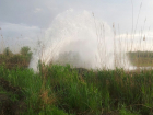 Коммунальный фонтан мощной струей забил рядом с «Лентой» в Шахтах