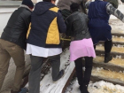 Засыпанные снегом пандусы в шахтинской больнице делают из доставки пациента «аттракцион»