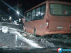 Автобус в Шахтах потерял колесо, пытаясь выбраться из ледяной колеи