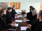 Шахтинские священнослужители решили оказывать беженцам помощь духовную