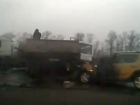На развязке в районе аэропорта «Платов» в страшном ДТП столкнулись фура, автобус и несколько легковушек