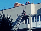 В Шахтах спасли мужчину, который спал на козырьке балкона 