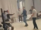 В сети распространяется видео с массовой дракой в ресторане в Шахтах