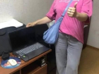 Мужчина украл ноутбук, оставленный на скамейке в центре Шахт