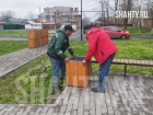 Шахтинец отремонтировал 15 мусорных урн за свой счёт на Майском