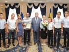 Василий Голубев наградил медалью многодетных супругов из Шахт