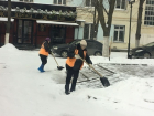 Шахтинцы пришли в восторг от дворников, убирающих снег в центре города