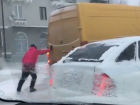 Хрупкая женщина, толкающая застрявший в снегу грузовой автомобиль, вдохновила шахтинку