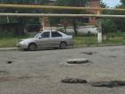 В Шахтах ямы на дороге прикрыли кусками асфальта