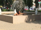 Полуголый мужчина принимал ванну в фонтане «Шишка» в Шахтах