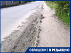 Задыхаемся от пыли: жительница Петровки Светлана жалуется на грязь и мусор у дорог поселка