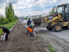 Продолжается строительство тротуара вдоль дороги по улице Доронина