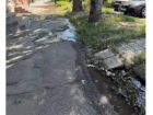 Порыв воды затапливает территорию и размывает грунт на улице Ленина в Шахтах