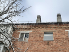 Осторожно, сосульки: на крышах многоэтажек стремительно тает снег, превращаясь в угрожающие ледяные копья