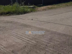 На улице Лозовая в Шахтах сделали асфальт, а затем частично сняли его, оставив ямы