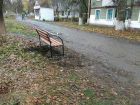 Лавочки в Шахтах установили, но тротуары сделать забыли