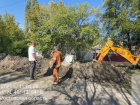 Аварийный участок водопровода на улице Элеваторная в Шахтах начали менять