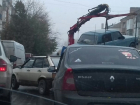 «Создают пробки и выбирают машины подешевле», - возмутились работой эвакуатора жители Шахт