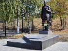 Более 80 человек наводили порядок на мемориале «Павшим воинам» в Шахтах 