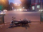 Мотоциклист без прав проехал на «красный» и столкнулся с «шестеркой» в Шахтах