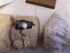 Хлеб с начинкой в виде мобильника передал шахтинец заключённому СИЗО
