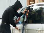 Двое мужчин угнали припаркованную у бара машину в Шахтах