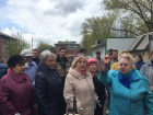 Около сотни жителей поселка Машзавод вышили отстаивать футбольное поле в Шахтах
