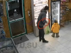 Пара украла электронные сигареты в магазине на глазах у ребёнка в Шахтах