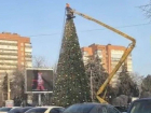 В центре города Шахты начали разбирать новогоднее оформление