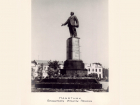 Высокая бронзовая скульптура на главной площади города: история памятника, начавшаяся почти 90 лет назад