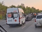 Легковушка попала в яму на дороге и перевернулась в Шахтах