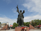 Шахтинцы возложили цветы к памятнику Солдата-освободителя и Мемориалу в Александровском парке