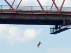 Мужчина упал в воду с 15-метрового моста