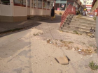 Разбитые тротуары, мусор и нелегальная торговля  – таким увидел центр города житель Шахт