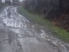 Утечка воды размывает грунтовую дорогу на улице Благодатной в Шахтах