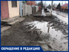 «Не в дома, а течет по улице»: поселок Аютинский затапливает водой