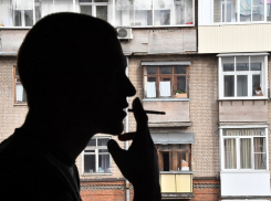 Шахтинцам запретили курить на балконах