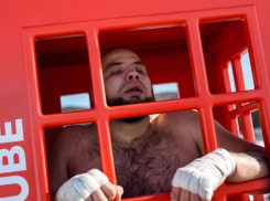 Кулачный бой в 30-градусный мороз: шахтинец Дмитрий Кобелев одолел соперника в телефонной будке