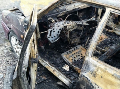 В результате поджога в Шахтах сгорел ВАЗ-2115