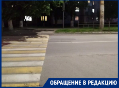 Рискованный переход: на ХБК «зебра» на повороте к рынку, не защищает, а подставляет пешеходов, уверена Елена