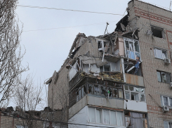 «Дверь вынесло в другой конец квартиры. Это их и спасло». Ровно год назад в Шахтах взорвался дом на Хабарова