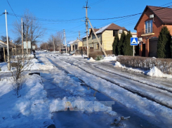 Трое детей провалились в лужу на улице Демехина в Шахтах из-за порыва трубы